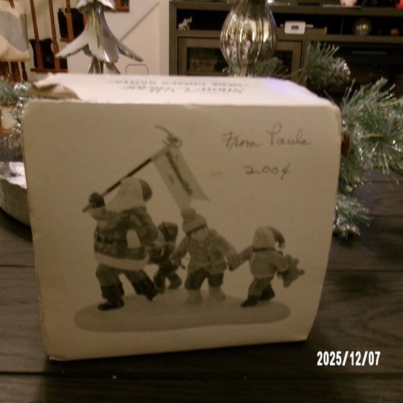 Dept 56 Original Snow Village HERE COMES SANTA Handpainted Accessory 7755 - Picture 3 of 6